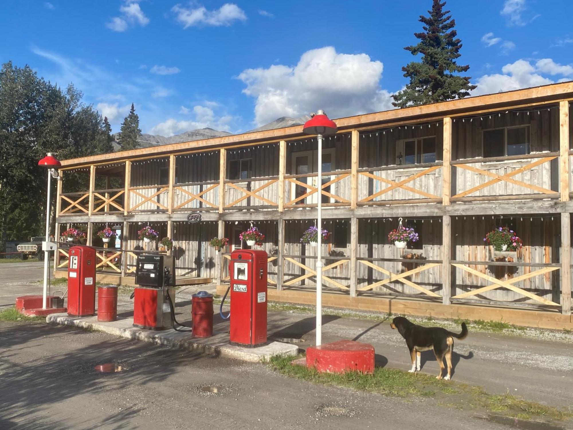 Double G Service Muncho Lake Esterno foto